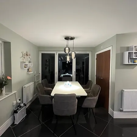 Spacious King Size Detached House Free Wifi Free Parking *